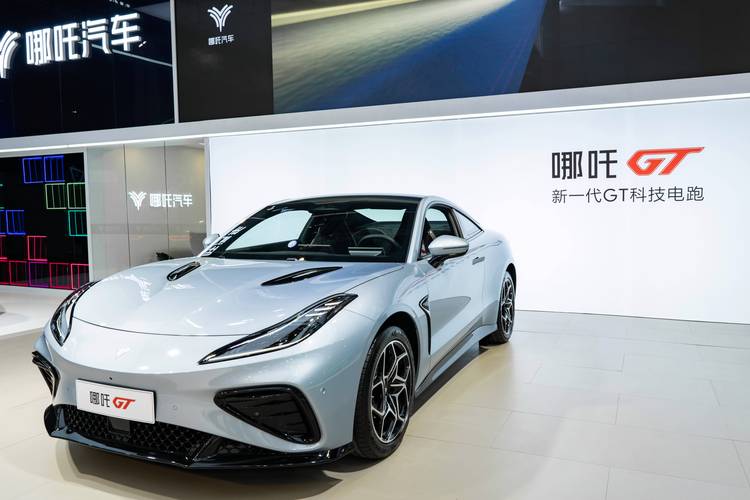 重庆115哪吒汽车在智能汽车领域的表现，领途汽车在新能源汽车市场中的影响力